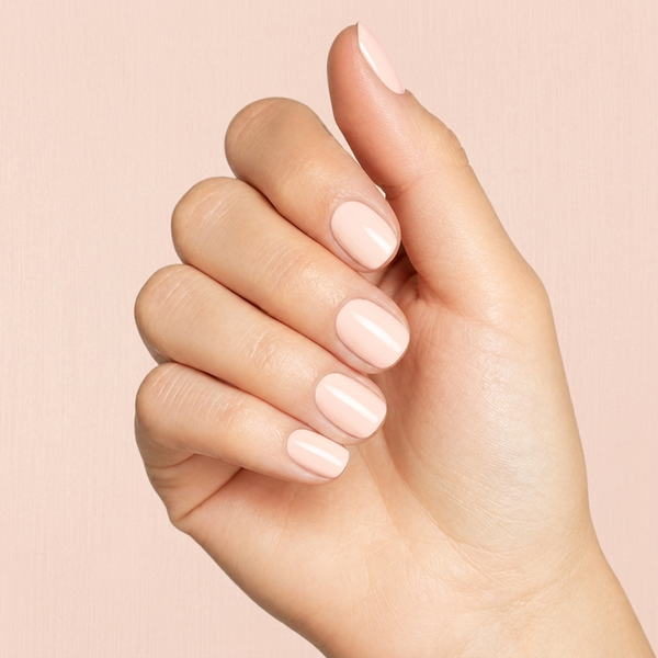 Mano con las uñas pintadas con esmalte en gel Gelish Simply Irresistible, color Nudes acabado Cream