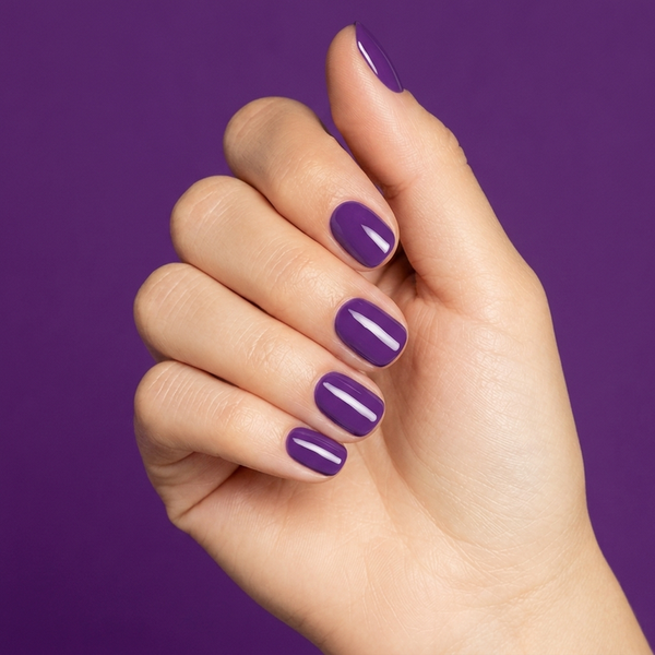 Mano con las uñas pintadas con esmalte en gel Gelish Tokyo a Go Go, color Morados acabado Cream