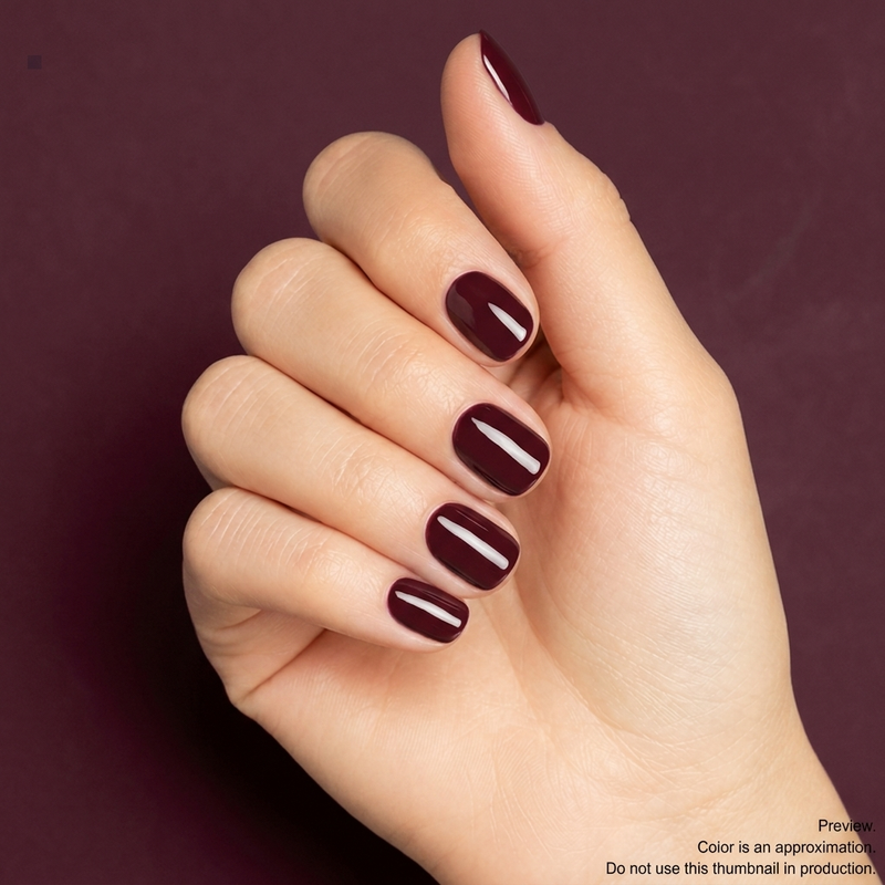 Mano con las uñas pintadas con esmalte en gel Gelish A Touch Of Sass, color Borgoñas acabado Cream