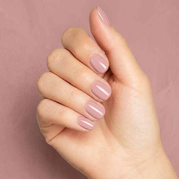 Mano con las uñas pintadas con esmalte en gel Gelish Prim-Rose And Proper, color Rosas acabado Cream