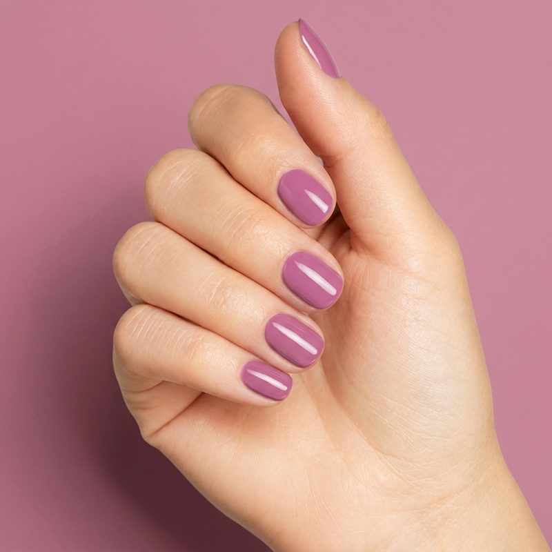 Mano con las uñas pintadas con esmalte en gel Gelish B-Girl Style, color Rosas acabado Cream
