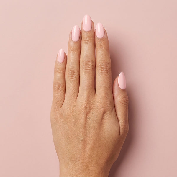 Mano con las uñas pintadas con esmalte en gel Gelish All About The Pout, color Rosas acabado Cream
