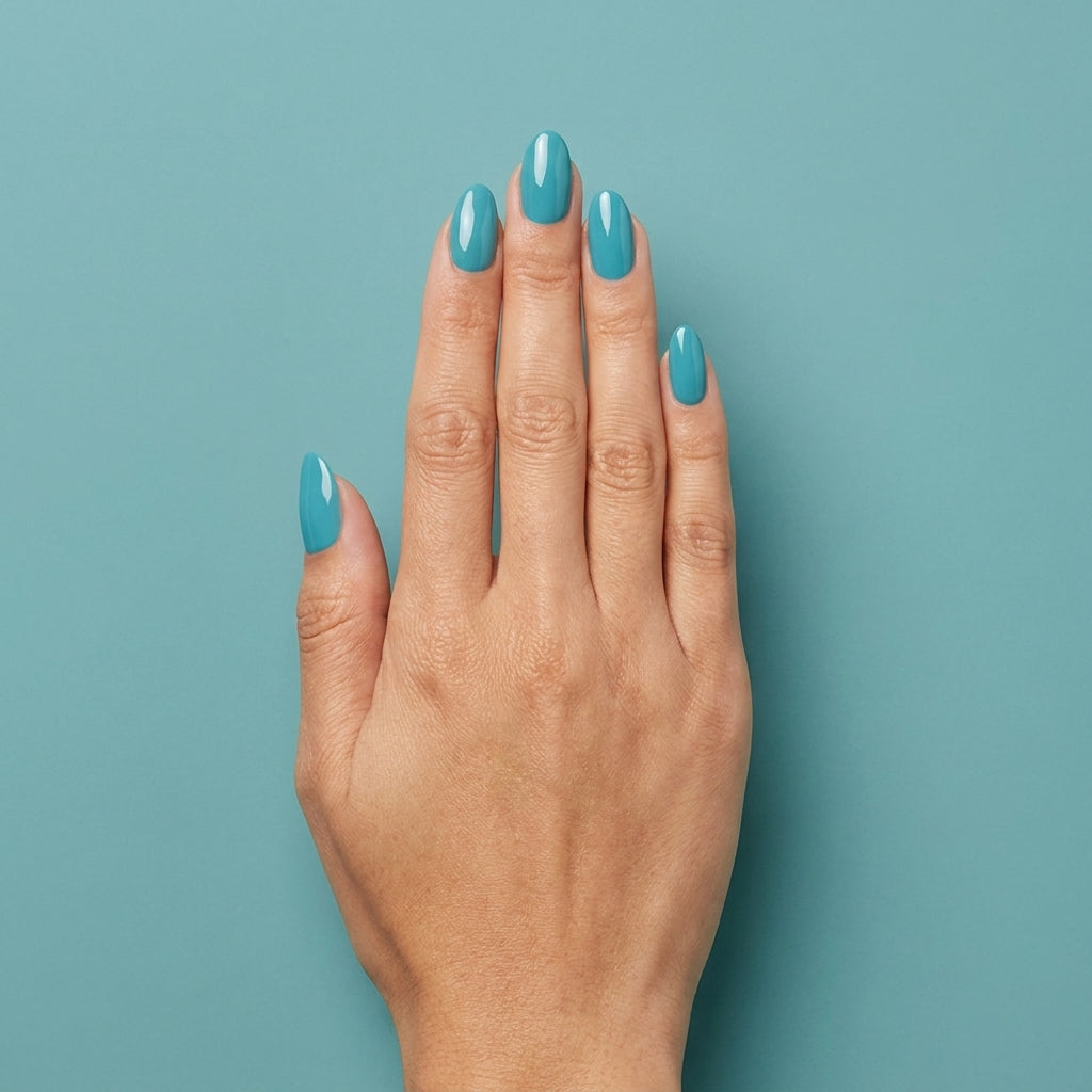 Mano con las uñas pintadas con esmalte en gel Gelish No Filter Needed, color Azules acabado Cream
