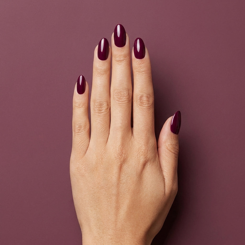 Mano con las uñas pintadas con esmalte en gel Gelish A Tale Of Two Nails, color Borgoñas acabado Cream