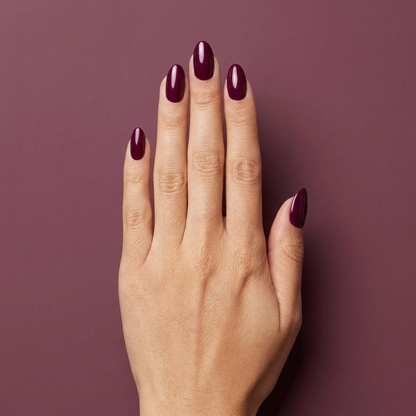 Mano con las uñas pintadas con esmalte en gel Gelish A Tale Of Two Nails, color Borgoñas acabado Cream