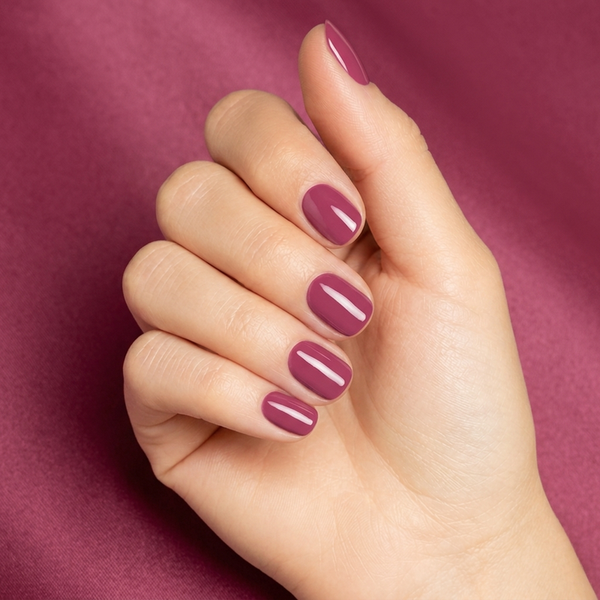 Mano con las uñas pintadas con esmalte en gel Gelish One Tough Princess, color Mauves acabado Cream
