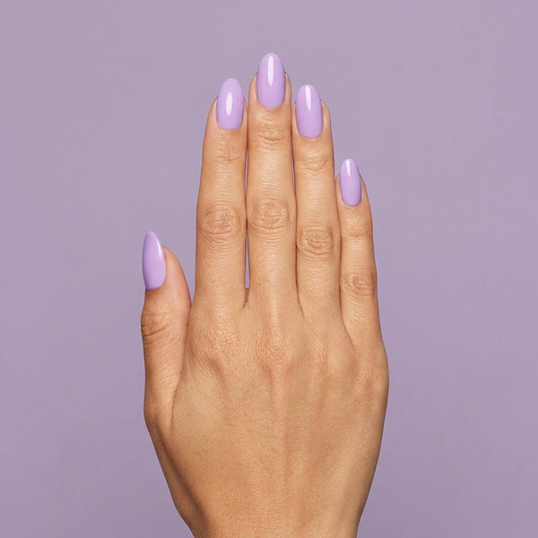 Mano con las uñas pintadas con esmalte en gel Gelish All The Queen's Bling, color Morados acabado Cream