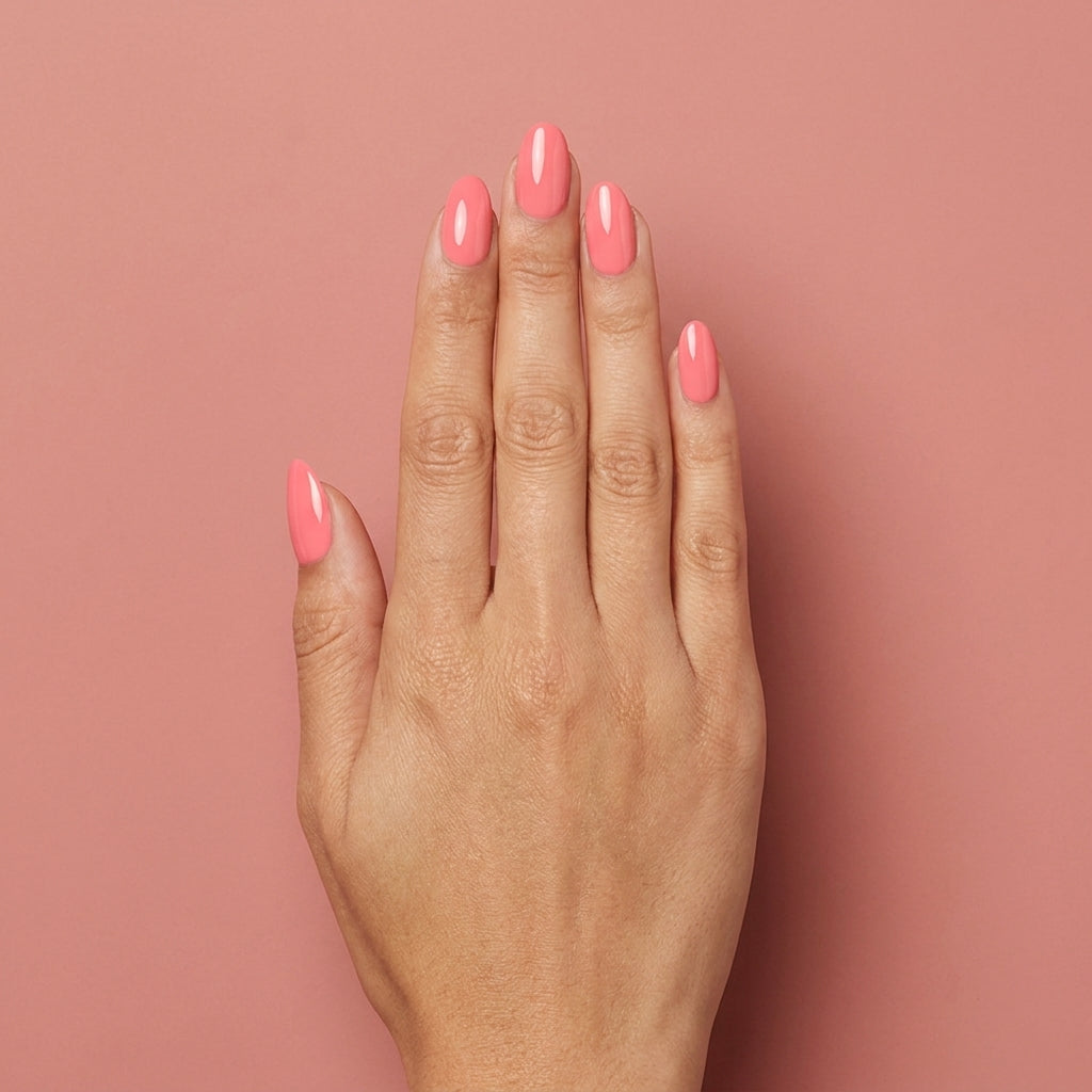 Mano con las uñas pintadas con esmalte en gel Gelish Beauty Marks The Spot, color Rosas acabado Cream