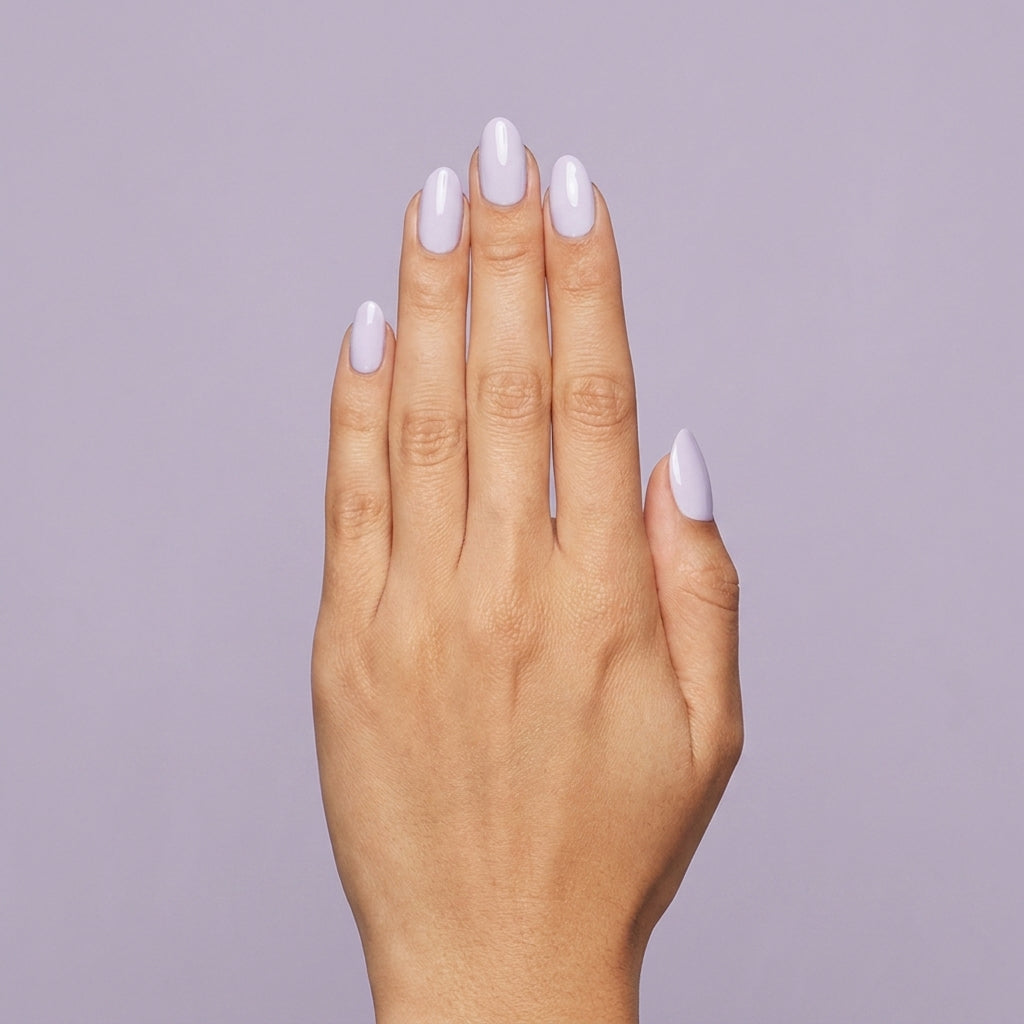 Mano con las uñas pintadas con esmalte en gel Gelish Cuddle Bug, color Rosas acabado Cream
