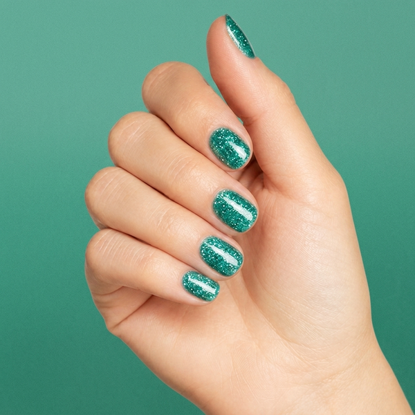 Mano con las uñas pintadas con esmalte en gel Gelish Mint To Sparkle, color Verdes acabado Shimmer