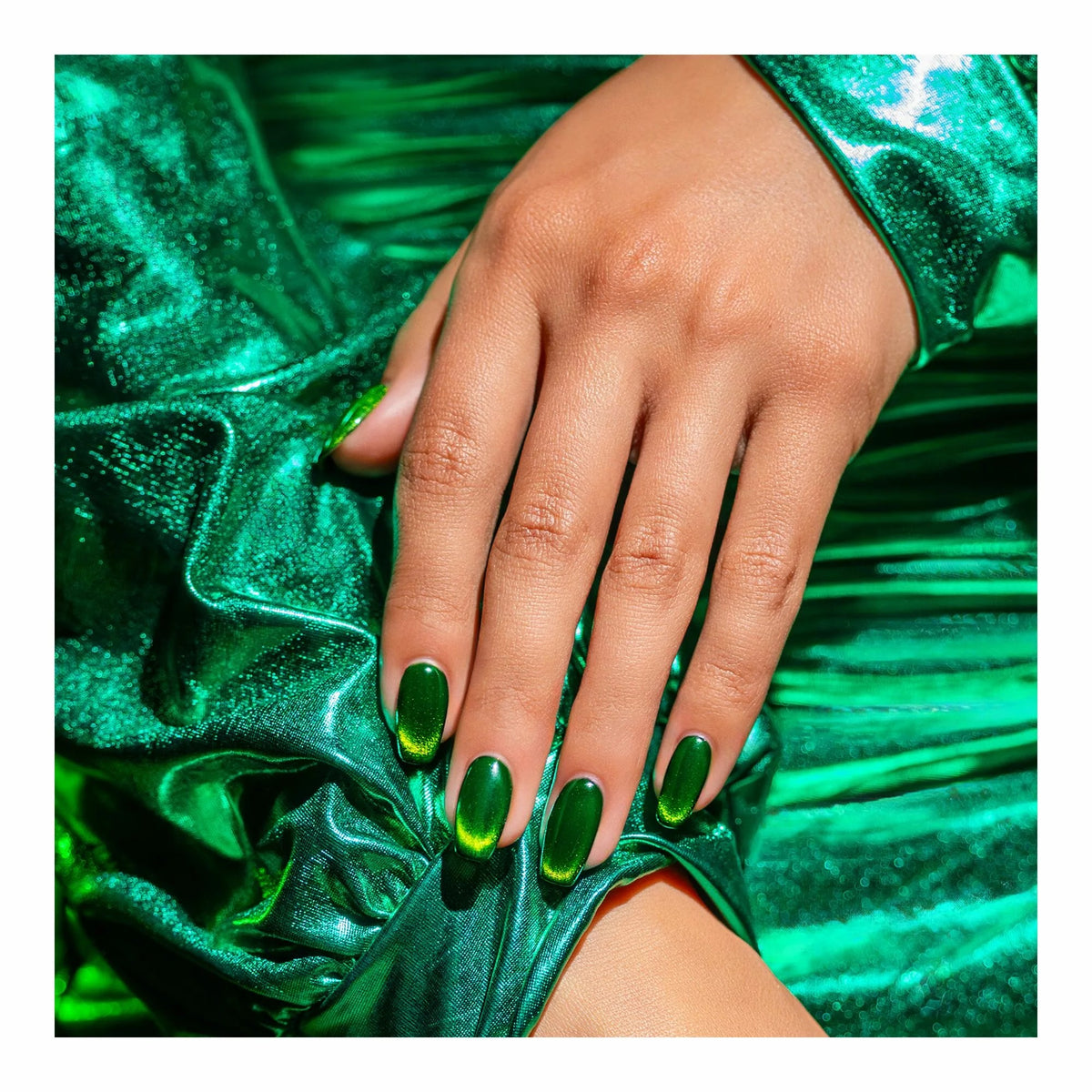 Mano con las uñas pintadas con esmalte en gel Gelish Cat Eye - Green Lights Only