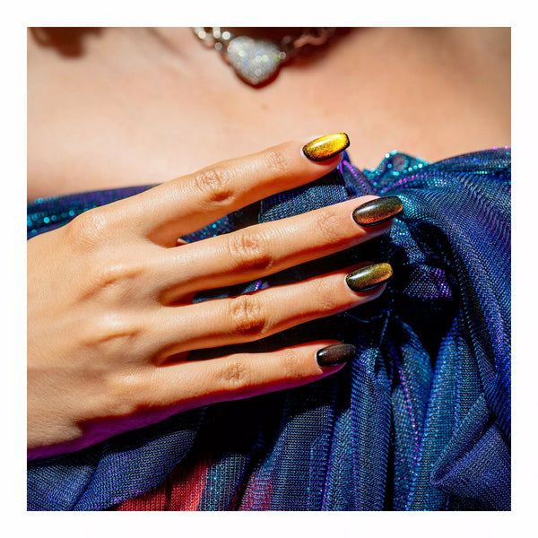 Mano con las uñas pintadas con esmalte en gel Gelish Cat Eye - Can You Candle It?