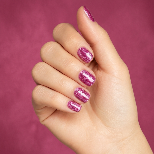 Mano con las uñas pintadas con esmalte en gel Gelish My Best Selfie, color Rosas acabado Glitter