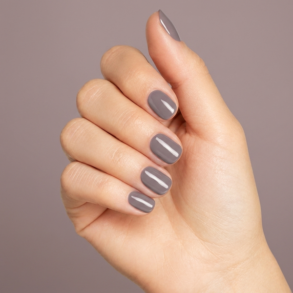 Mano con las uñas pintadas con esmalte en gel Gelish From Rodeo To Rodeo Drive, color Mauves acabado Cream
