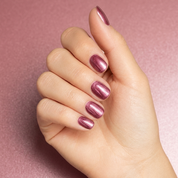 Mano con las uñas pintadas con esmalte en gel Gelish Tutti Frutti, color Rosas acabado Shimmer
