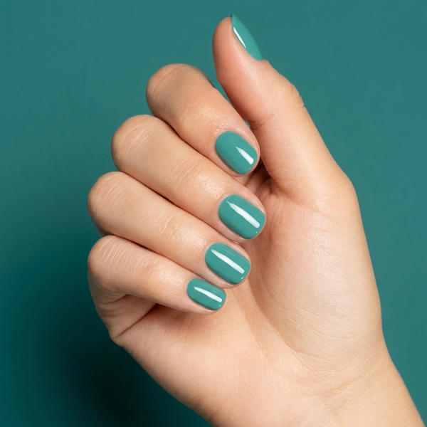 Mano con las uñas pintadas con esmalte en gel Gelish A Mint Of Spring, color Verdes acabado Cream