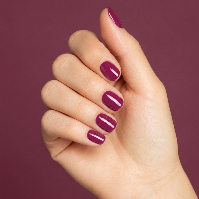 Mano con las uñas pintadas con esmalte en gel Gelish Carnaval Hangover, color Rosas acabado Cream