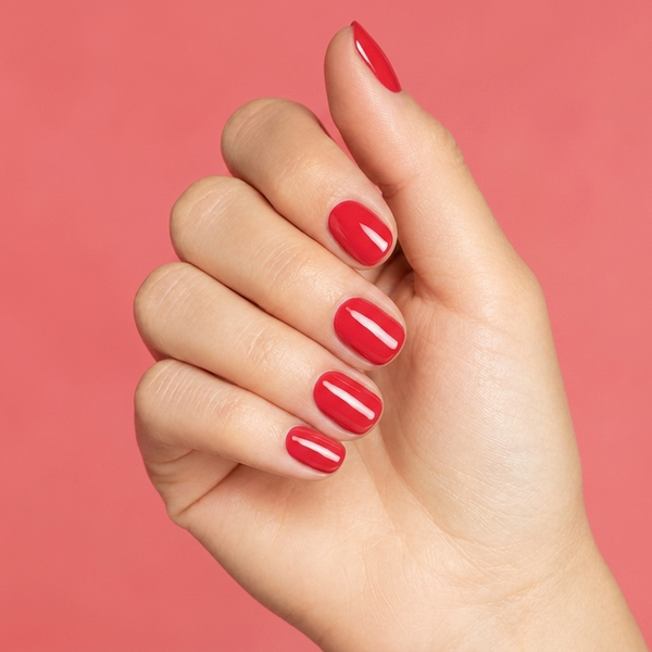Mano con las uñas pintadas con esmalte en gel Gelish Brights Have More Fun, color Rosas acabado Cream
