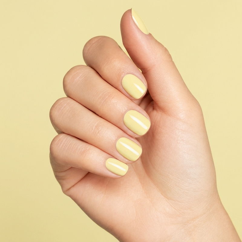 Mano con las uñas pintadas con esmalte tradicional Morgan Taylor Let Down Your Hair, color Amarillos acabado Cream