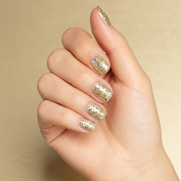 Mano con las uñas pintadas con esmalte tradicional Morgan Taylor Grand Jewels, color Blancos acabado Glitter