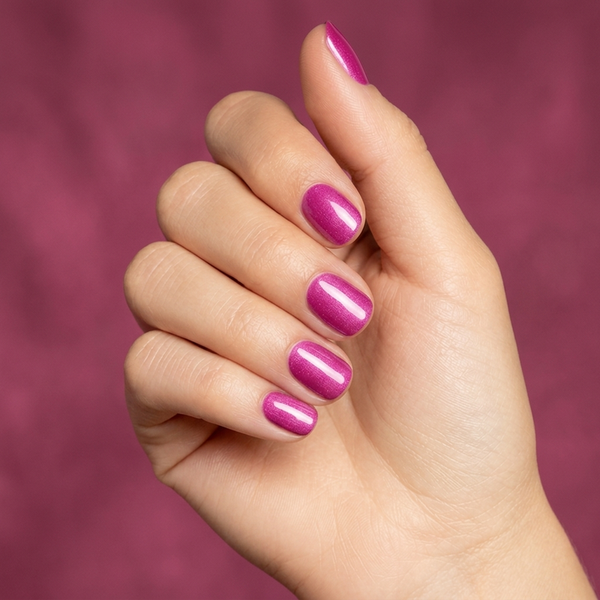 Mano con las uñas pintadas con esmalte tradicional Morgan Taylor Tutti Frutti, color Rosas acabado Shimmer