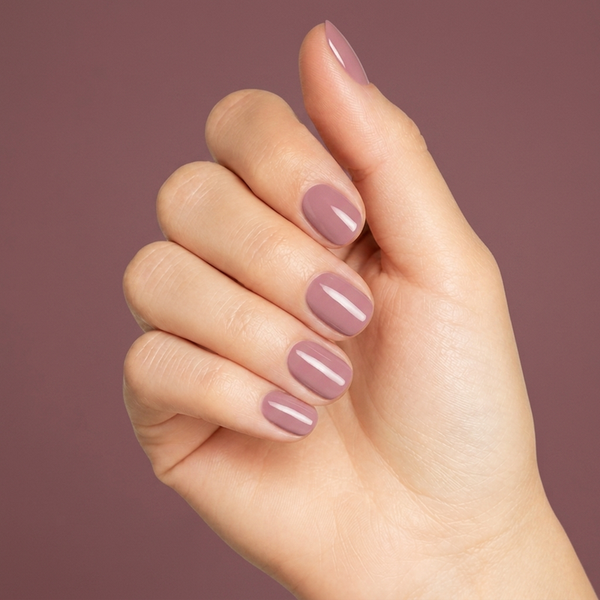 Mano con las uñas pintadas con esmalte tradicional Morgan Taylor She's My Beauty, color Rosas acabado Cream