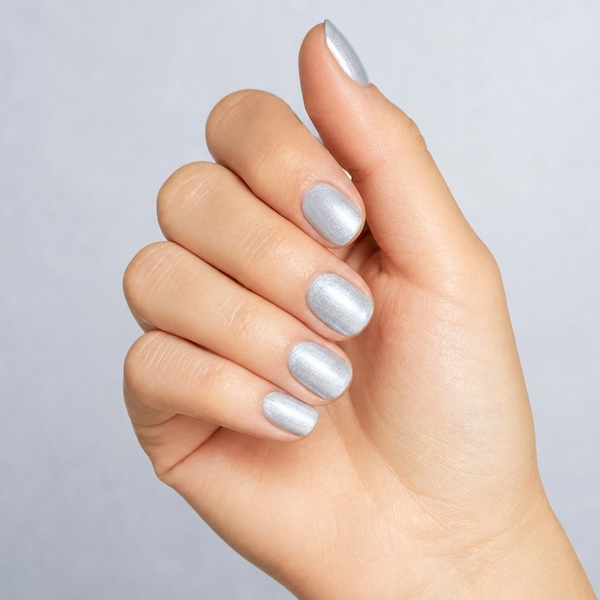 Mano con las uñas pintadas con esmalte tradicional Morgan Taylor A-Lister, color Blancos acabado Cream