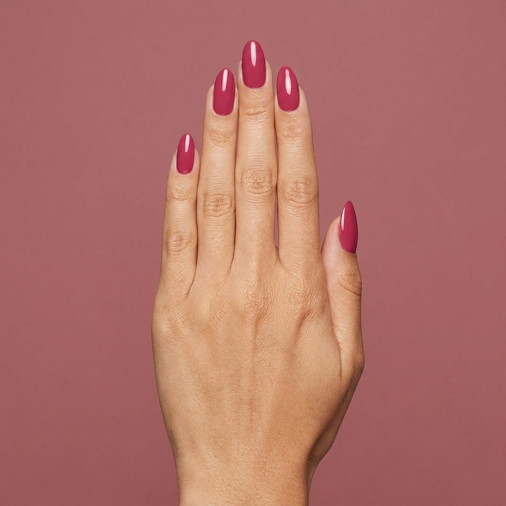 Mano con las uñas pintadas con esmalte tradicional Morgan Taylor Prettier In Pink, color Rosas acabado Cream