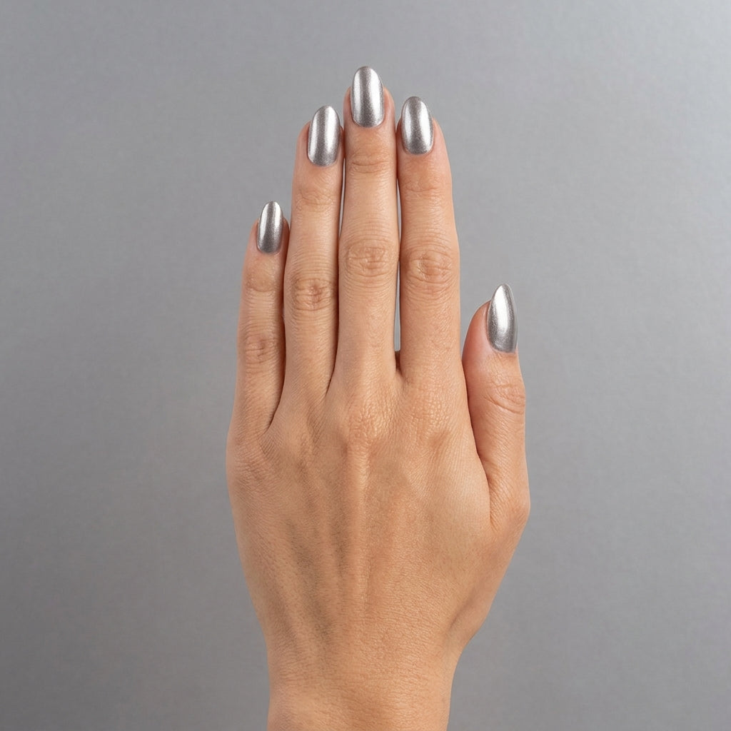 Mano con las uñas pintadas con esmalte tradicional Morgan Taylor Chain Reaction, color Blancos acabado Shimmer