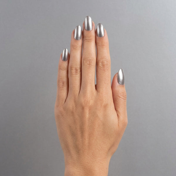 Mano con las uñas pintadas con esmalte tradicional Morgan Taylor Chain Reaction, color Blancos acabado Shimmer