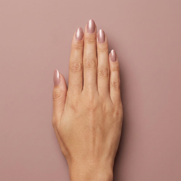 Mano con las uñas pintadas con esmalte tradicional Morgan Taylor No Way Rose, color Nudes acabado Shimmer