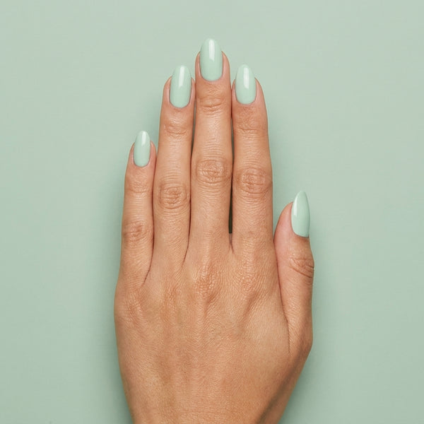 Mano con las uñas pintadas con esmalte tradicional Morgan Taylor Mint Chocolate Chip, color Verdes acabado Cream