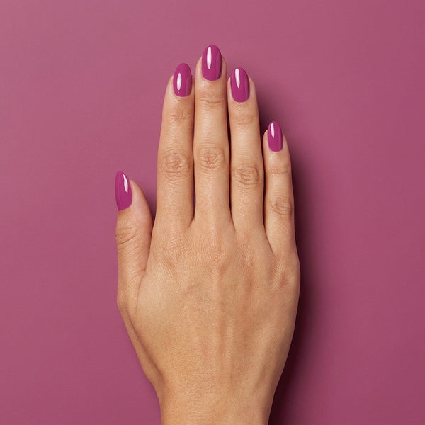 Mano con las uñas pintadas con esmalte tradicional Morgan Taylor Amour Color Please, color Rosas acabado Cream