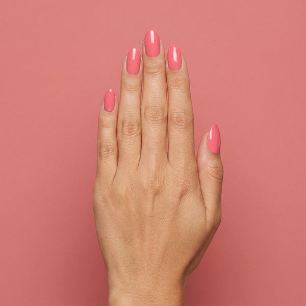Mano con las uñas pintadas con esmalte tradicional Morgan Taylor Cancan We Dance?, color Rosas acabado Cream