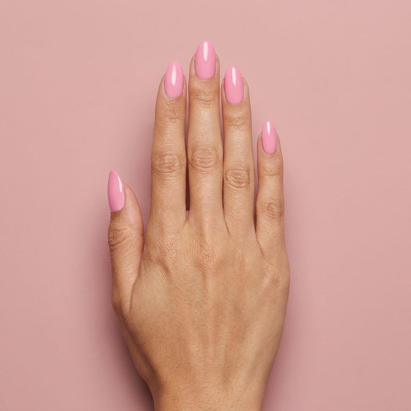 Mano con las uñas pintadas con esmalte tradicional Morgan Taylor Look At You Pink-Achu!, color Rosas acabado Cream