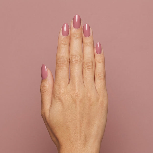 Mano con las uñas pintadas con esmalte tradicional Morgan Taylor Tex'as Me Later, color Mauves acabado Shimmer
