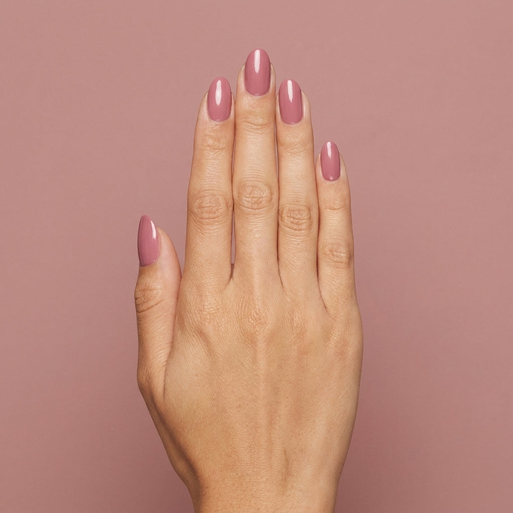 Mano con las uñas pintadas con esmalte tradicional Morgan Taylor Tex'as Me Later, color Mauves acabado Shimmer