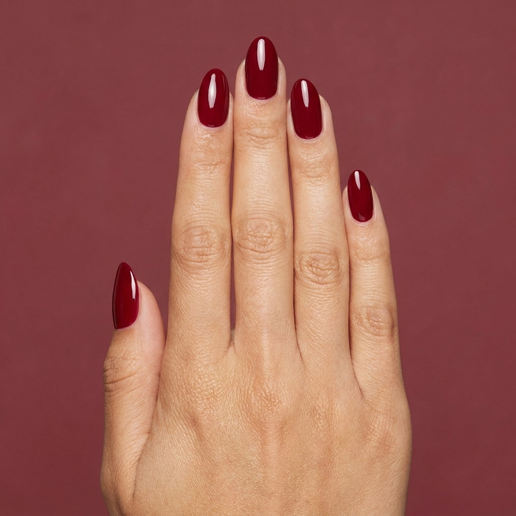 Mano con las uñas pintadas con esmalte tradicional Morgan Taylor Ruby Two-Shoes, color Rojos acabado Cream