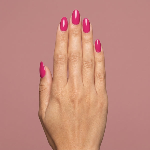 Mano con las uñas pintadas con esmalte tradicional Morgan Taylor Don't Pansy Around, color Rosas acabado Cream