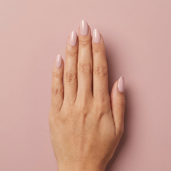 Mano con las uñas pintadas con esmalte tradicional Morgan Taylor Prim-Rose And Proper, color Rosas acabado Cream