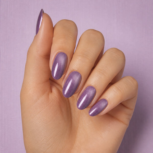 Esmalte en gel Gelish Cat Eye Pure Velvet Pull Me In, color Morados acabado Cat-eye en uso durante la aplicación