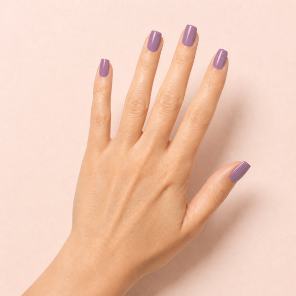 Esmalte en gel Gelish Merci Bouquet, color Rosas acabado Shimmer en uso durante la aplicación
