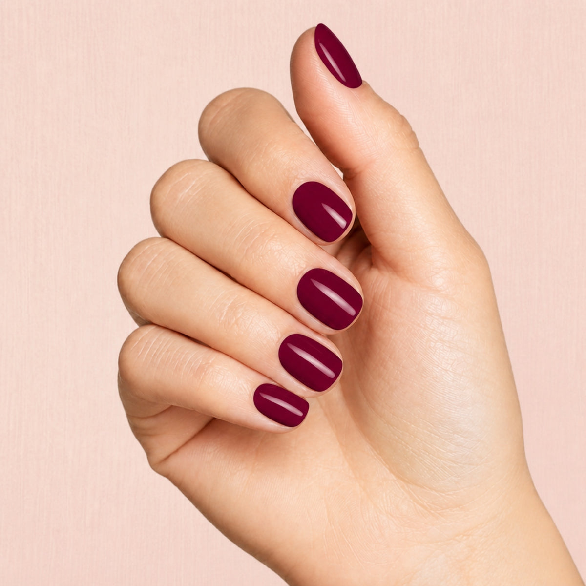 Esmalte en gel Gelish Rendezvous, color Borgoñas acabado Cream en uso durante la aplicación