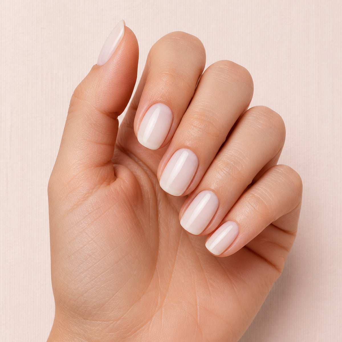 Esmalte en gel Gelish Sweet On You, color Blancos acabado Cream en uso durante la aplicación