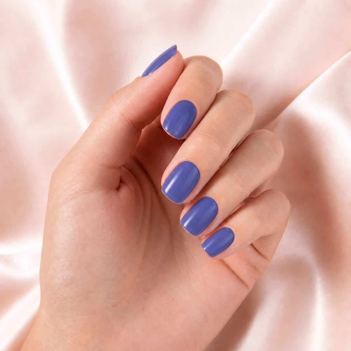 Esmalte en gel Gelish Up In The Blue, color Morados acabado Cream en uso durante la aplicación