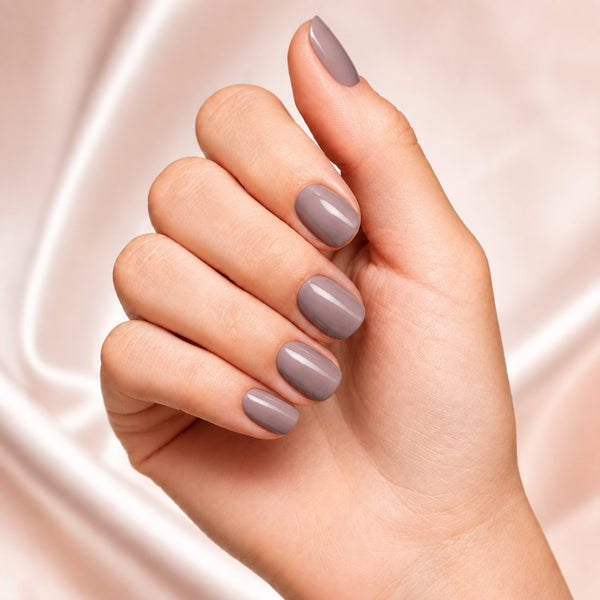 Esmalte tradicional Morgan Taylor I Or-Chid You Not, color Mauves acabado Cream en uso durante la aplicación