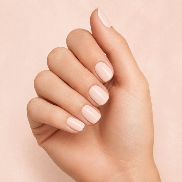 Esmalte tradicional Morgan Taylor Sweet On You, color Nudes acabado Cream en uso durante la aplicación