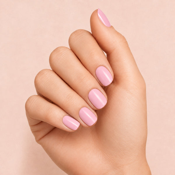 Esmalte tradicional Morgan Taylor You're So Sweet You're Giving Me a Toothache, color Rosas acabado Cream en uso durante la aplicación