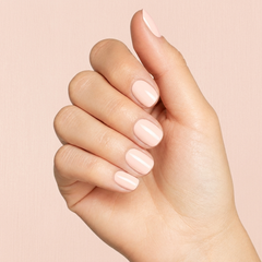 Mano con las uñas pintadas con esmalte en gel Gelish Simply Irresistible, color Nudes acabado Cream