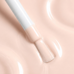 Primer plano del pincel con esmalte en gel Gelish Simply Irresistible, color Nudes acabado Cream, textura del color